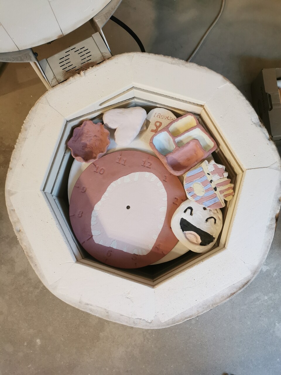 piec ceramiczny pełen dziecięcych prac