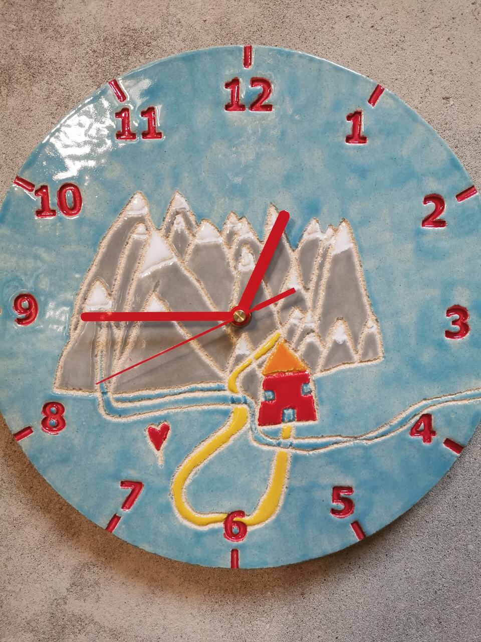 dziecięcy zegar ceramiczny w pokoju dziecka, dekoracja ścienna z rysunku