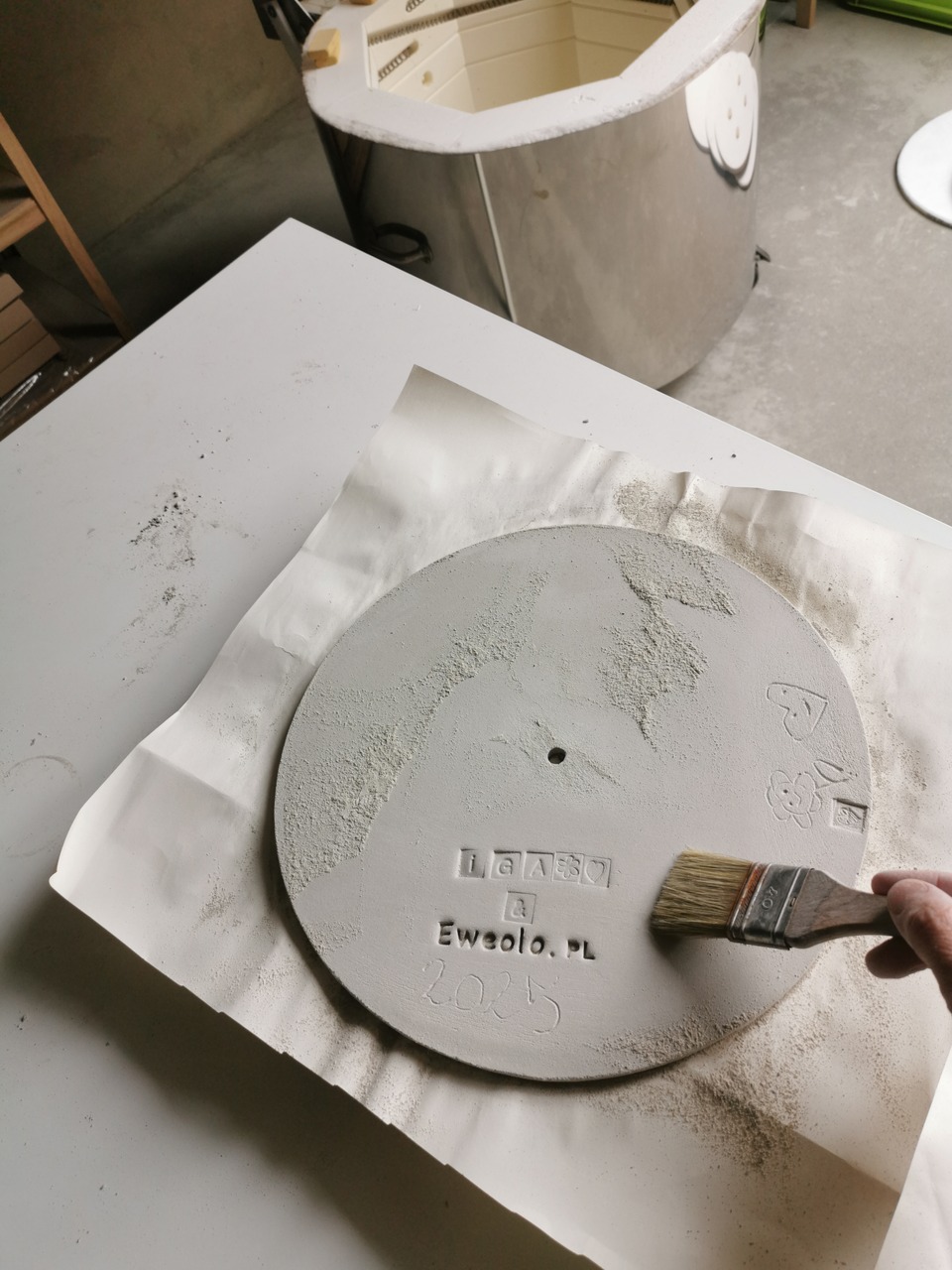 podpis na tyle zegara, dedykcaja, pamiątka na zegarze ściennym z gliny