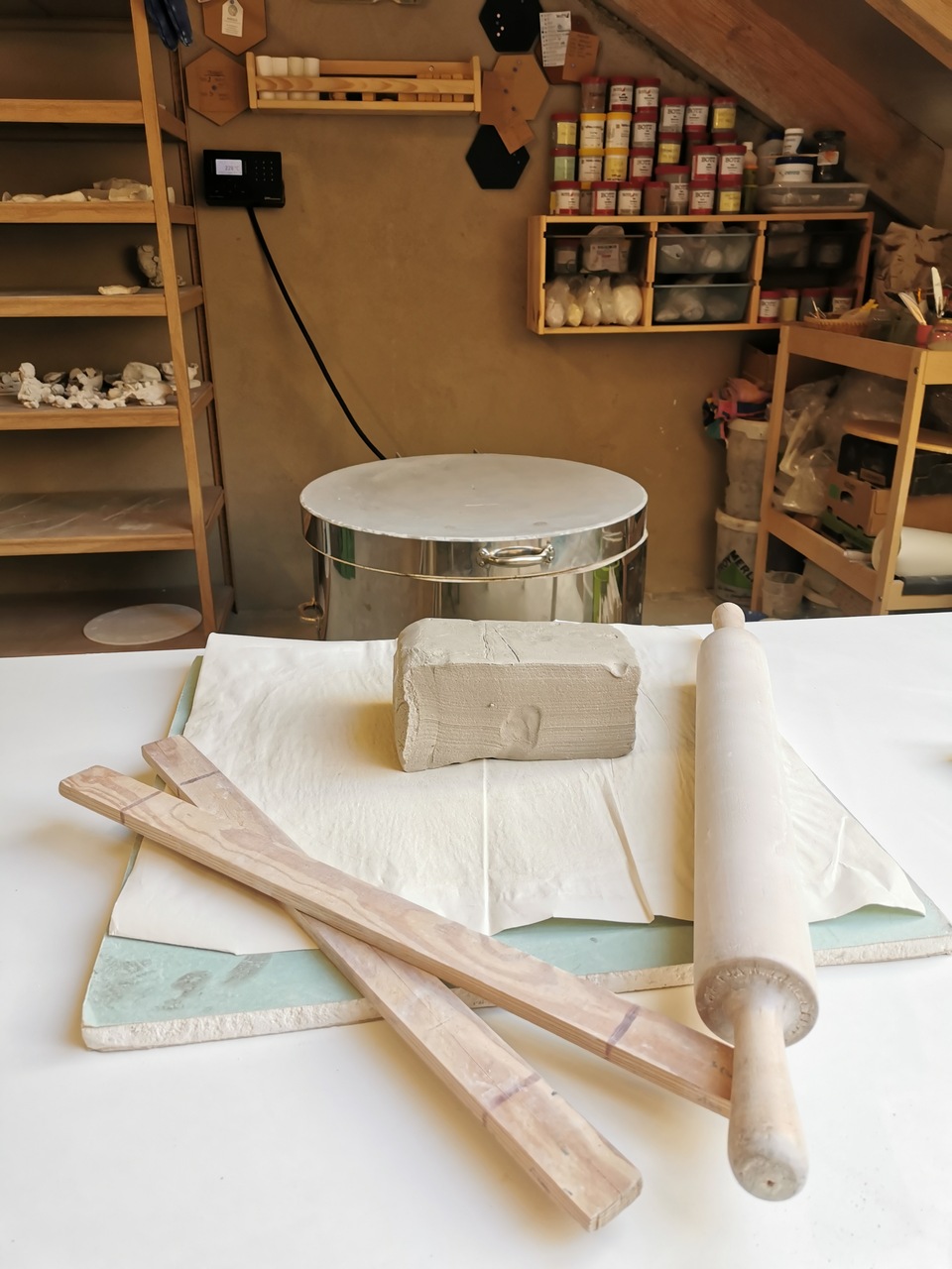 warsztat ceramiczny i kawałek gliny