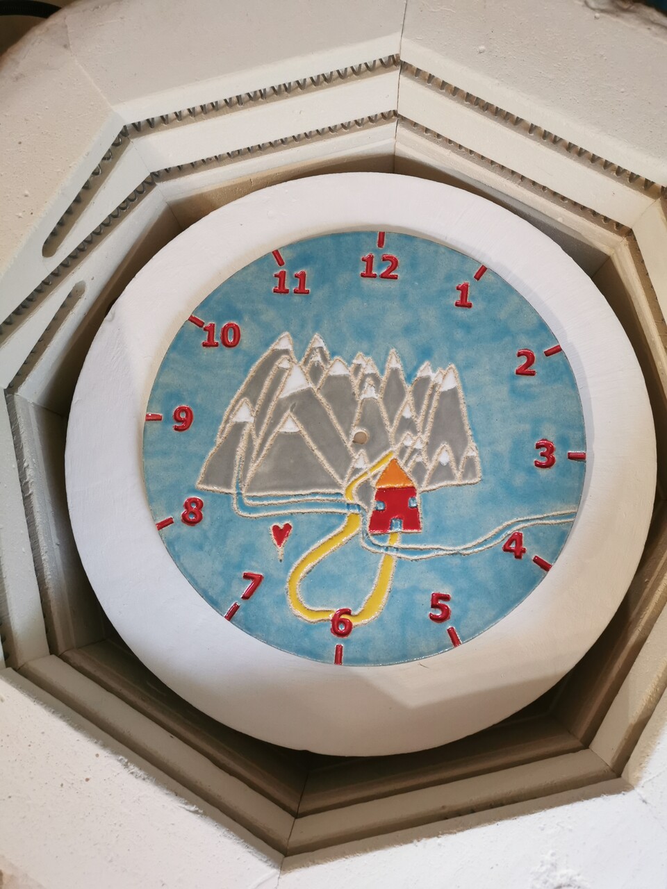 szczegół tarczy zegara z dziecięcą ilustracją, szkliwiony kolorowy zegar