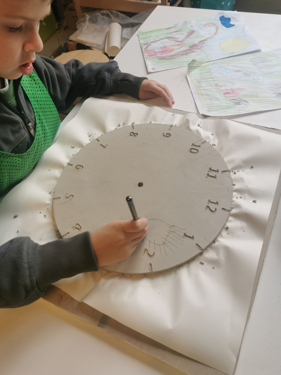 presonalizowany zegar ceramiczny z rysunku dziecka na glinie - pracownia ceramiczna