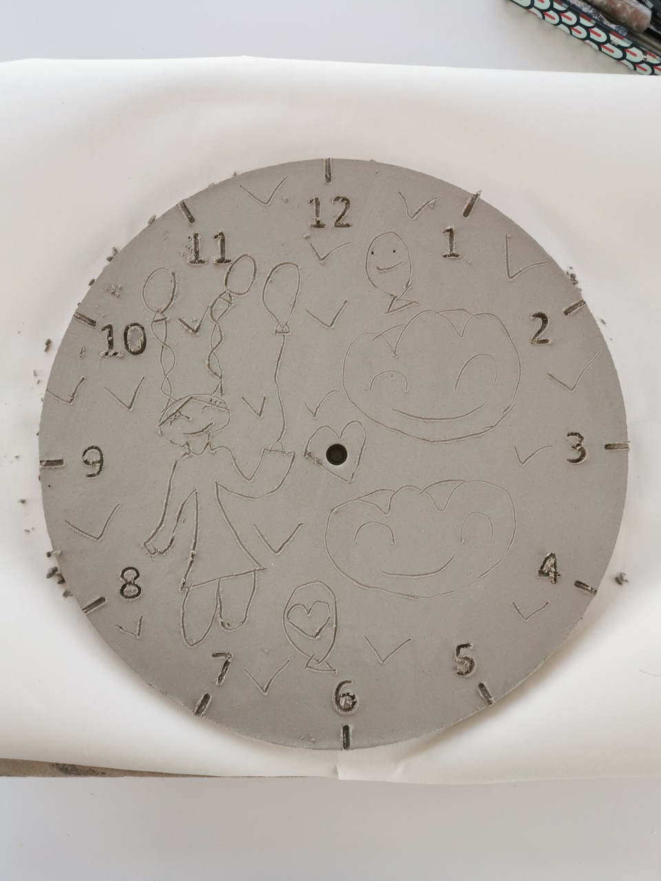 Świeża praca, rysunek dziecka w glinie - perosonalizowany prezent