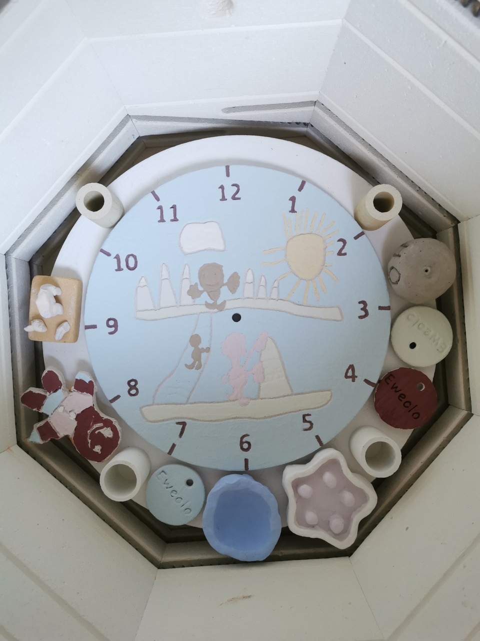 dziecięcy zegar ceramiczny w piecu przed wypałem szkliwa - pracownia Eweolo