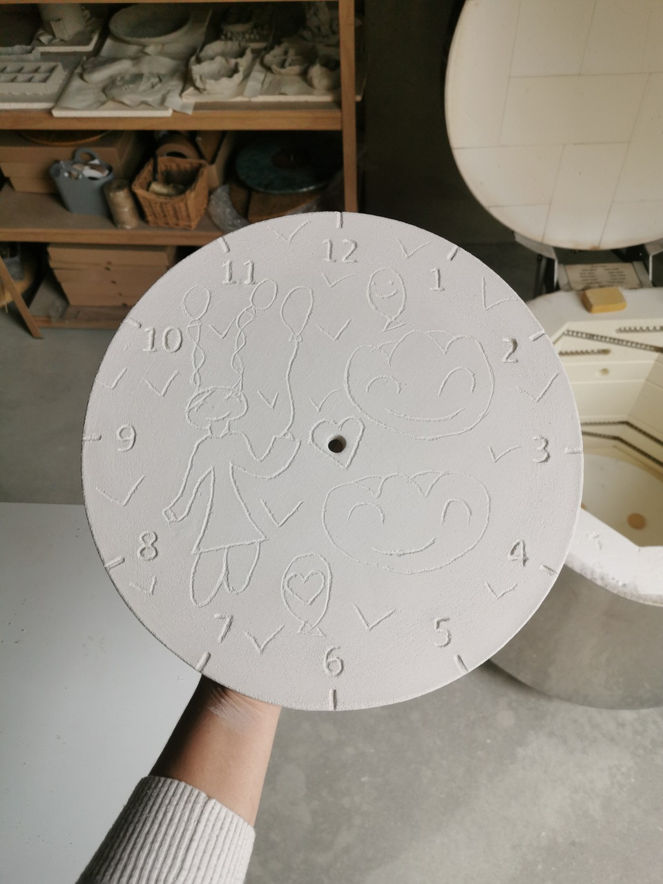 Tarcza zegara z gliny przed wypałem na biskiwit