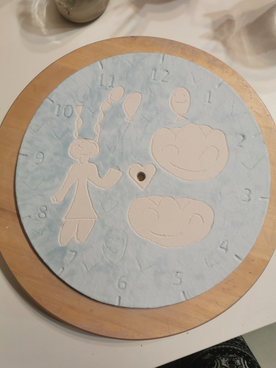 Praca dziecka w trakcie malowania na glinie - perosnalizowany prezent