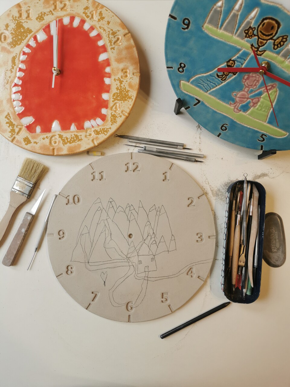 tarcza ceramicznego zegra przed wypalem w piecu