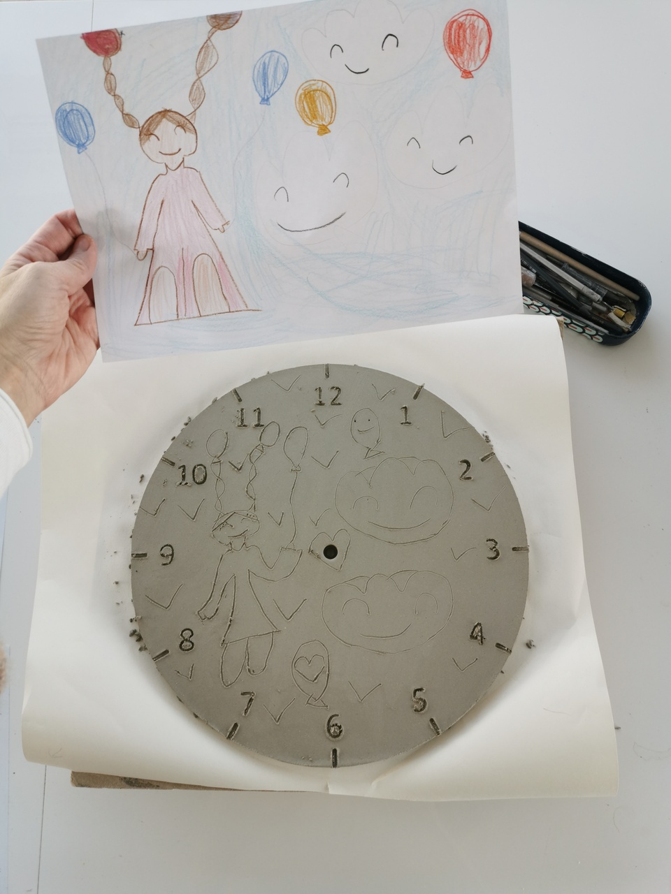 zegar ścienny na zamówienie - rysunek dziecka na ceramice
