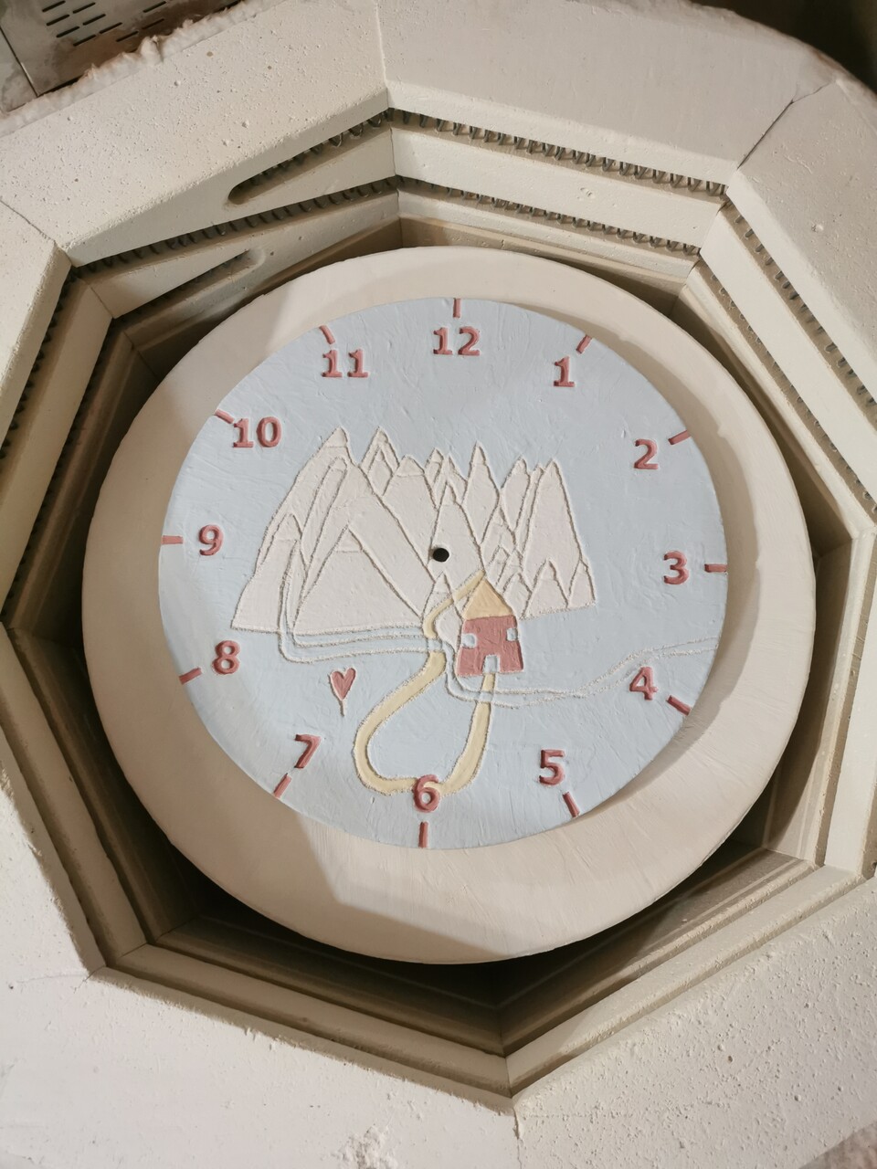 ceramiczny zegar w piecu