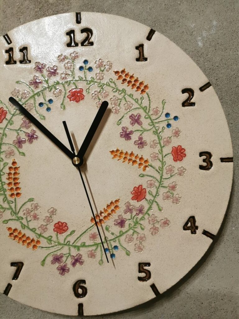 Ceramiczny zegar ścienny na zamówienie z motywem kwiatowego wianka