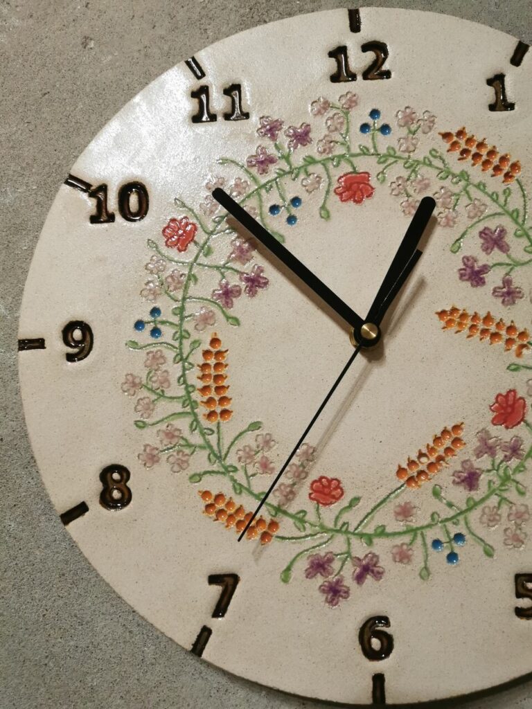 Bogato zdobiony naturalny wianek kwiatów z gliny