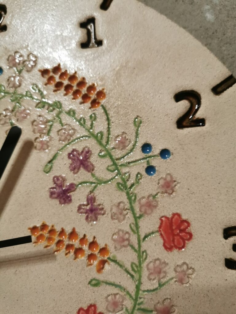 kwiatki na zegarze ściennym ręcznie wykonanym na zamówienie