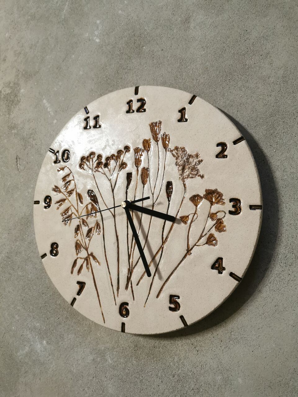 Zegar ścienny na zamówienie - od prawej: jarzmianka, dzika marchew, mak, orlik, wrotycz, owies