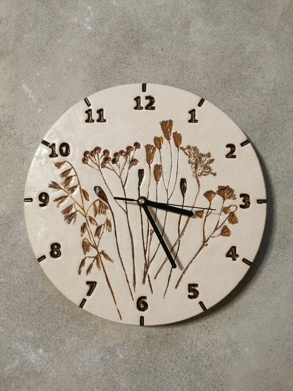 Ceramiczny zegar polne skarby od prawej: jarzmianka, dzika marchew, mak, orlik, wrotycz, owies