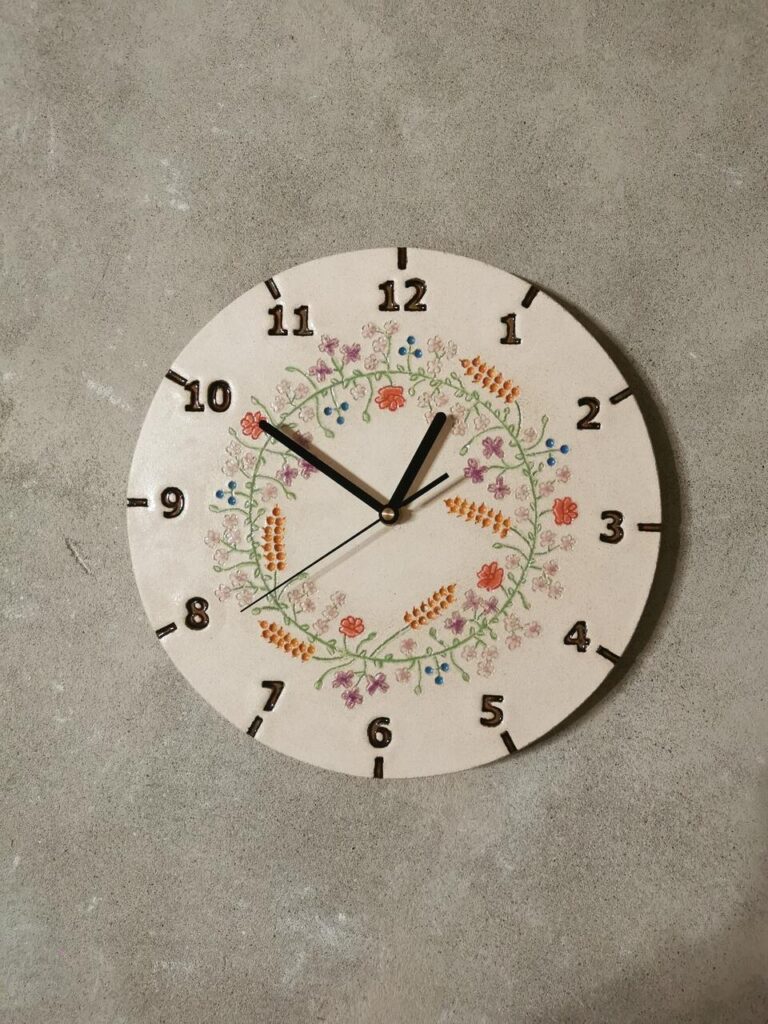 Ceramiczny Ścienny Zegar Wiosenny Wianek ulepiony z ręcznie z gliny