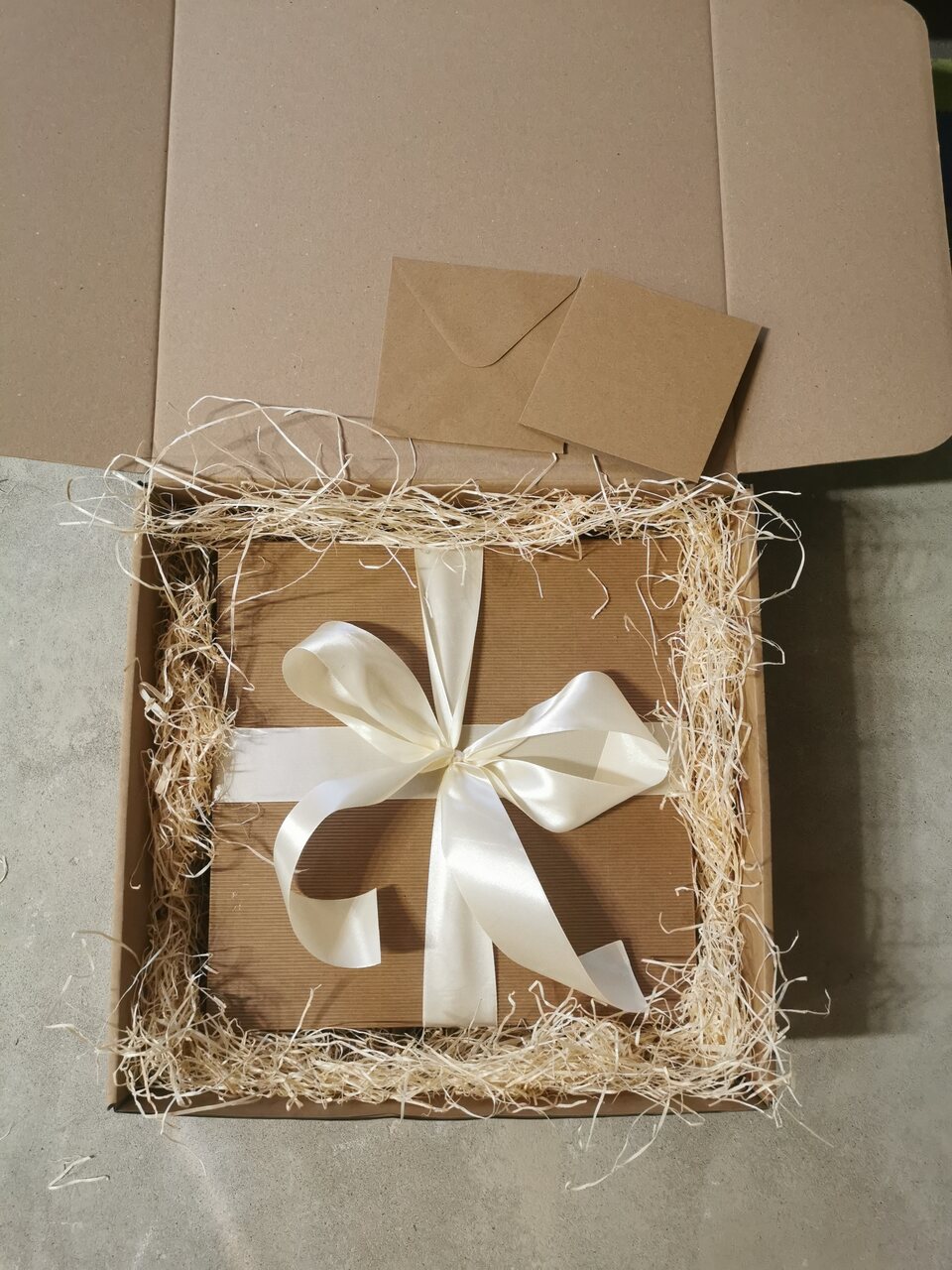 zegar zapakowany prezent ślubny od chrzestnej