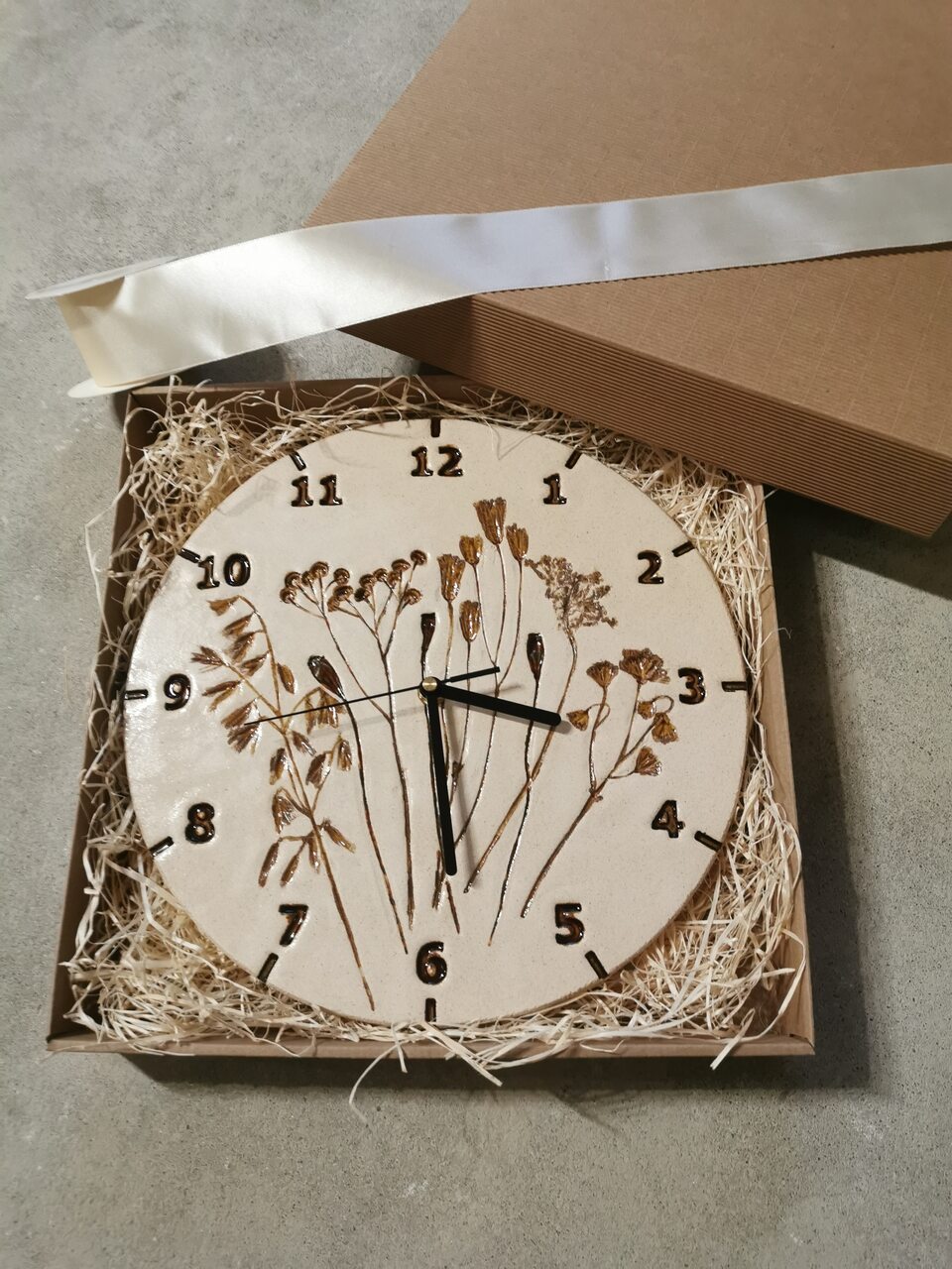 pakowanie prezentu - zegar ceramiczny jako podarunek ślubny