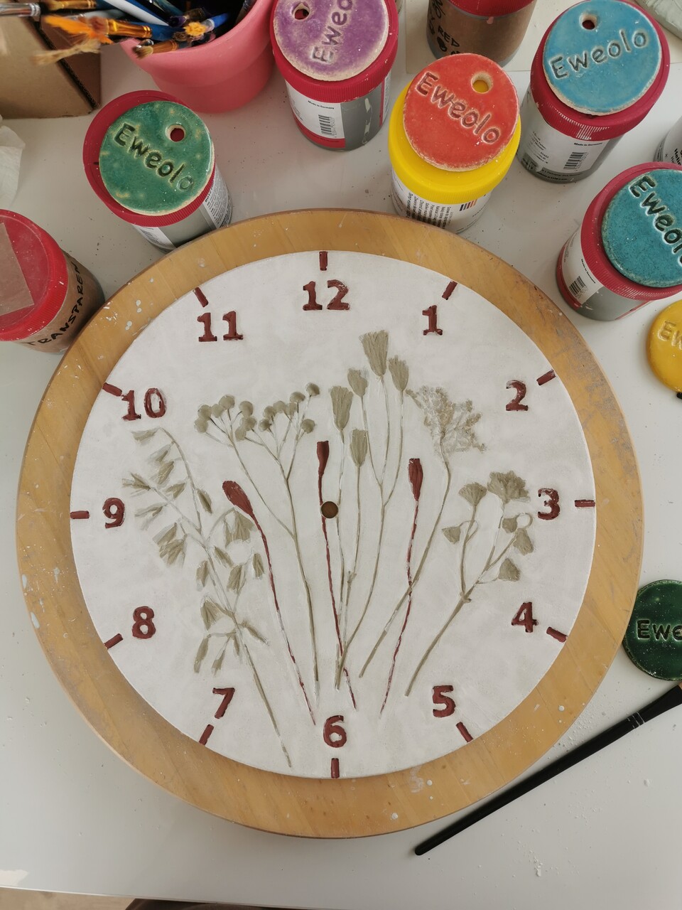 Zegar przed finałowym wypałem w piecu ceramicznym