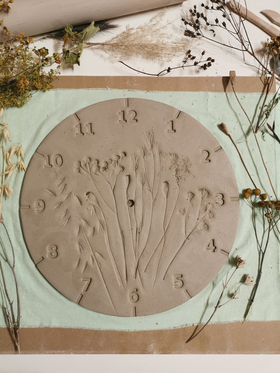 Świeżo odciśniete kwiaty w glinie - zbliżenie