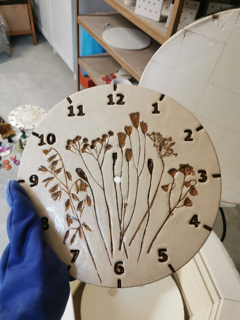 po wypale w piecu ceramicznym - zegar na prezent