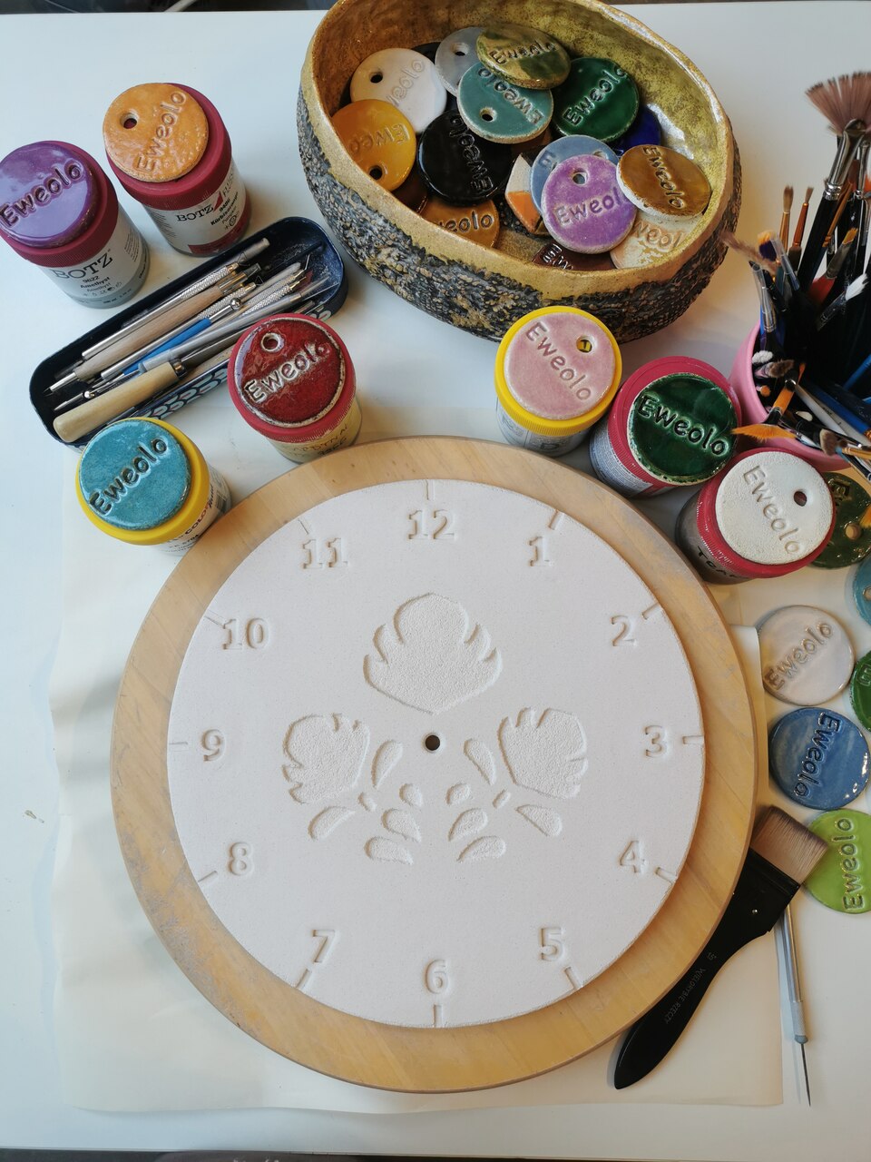 Biskiwt czyli glina po pierwszym wypale w ceramiczym piecu w pracowni eweolo.