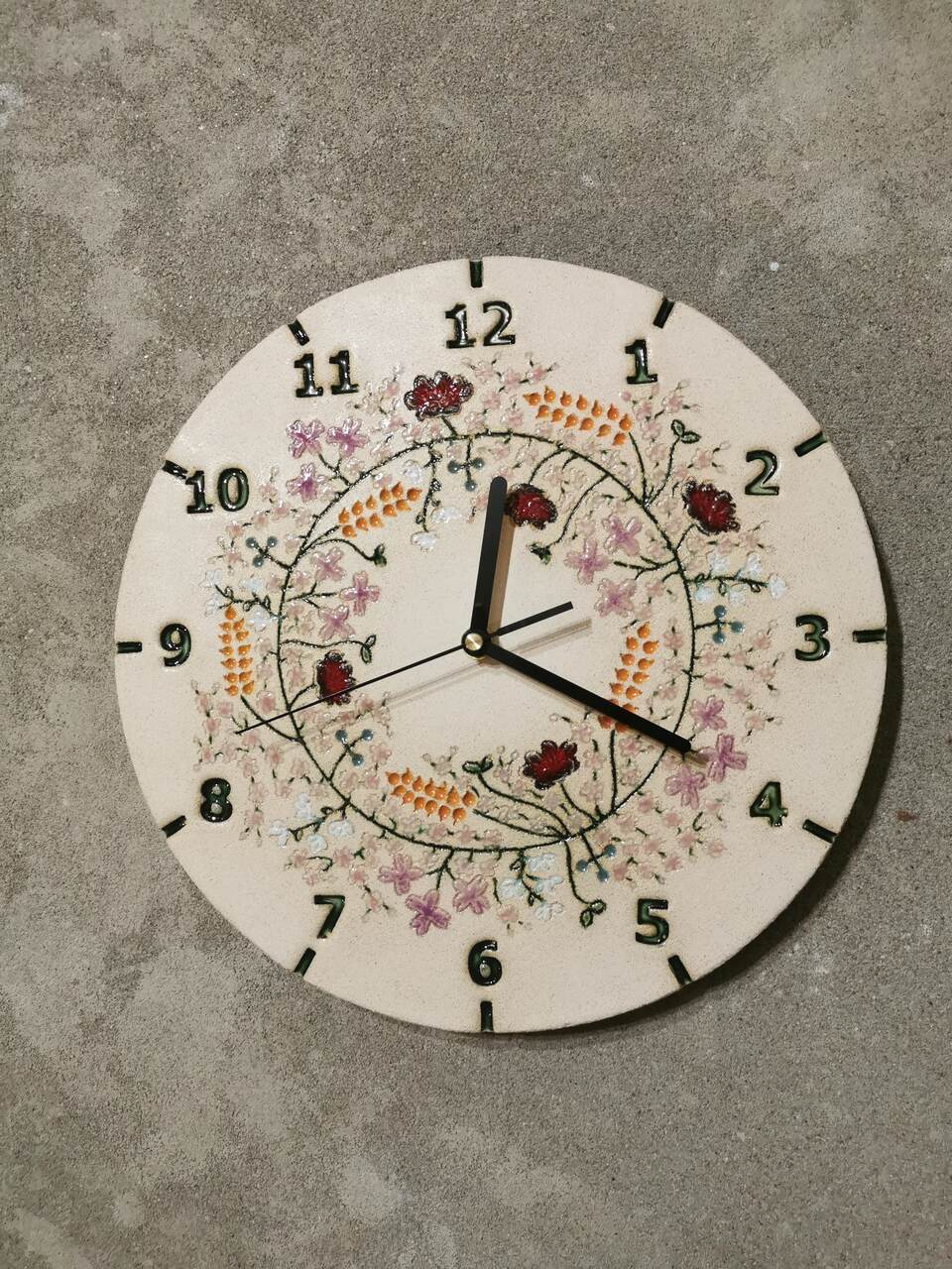 Unikalny zegar kwietny jako elegancka i artystyczna dekoracja ściany w jasnym wnętrzu.