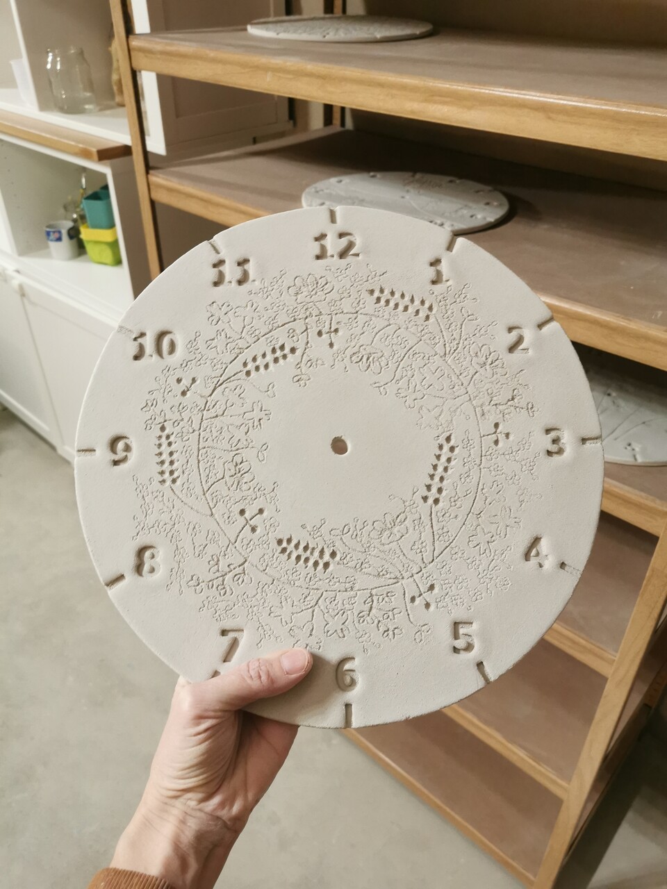 Tarcza zegara kwietnego przed pierwszym wypałem w ceramicznym piecu.