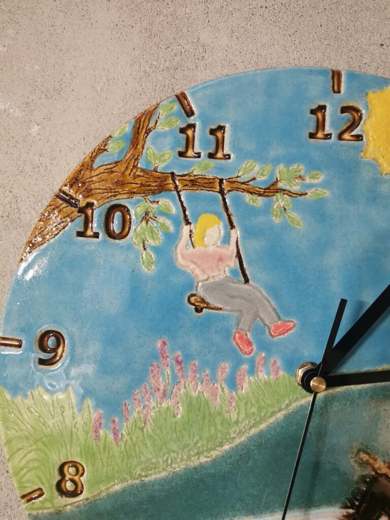 Figurka mamy na huśtawce na tarczy ceramicznego zegara - pamiątka na rocznicę ślubu