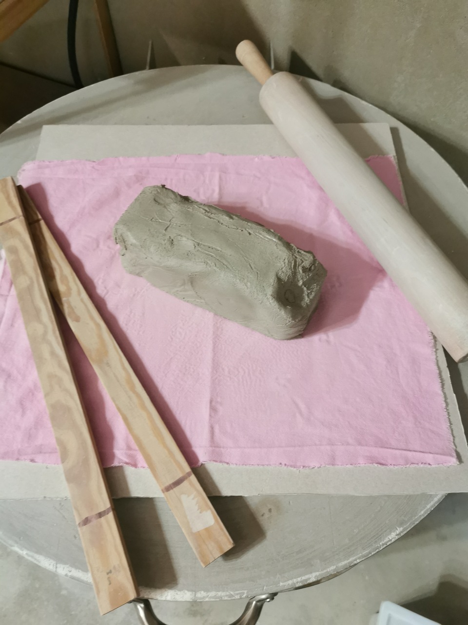 Kawałek gliny, z którego powstaje ręcznie lepiony ceramiczny zegar ścienny.