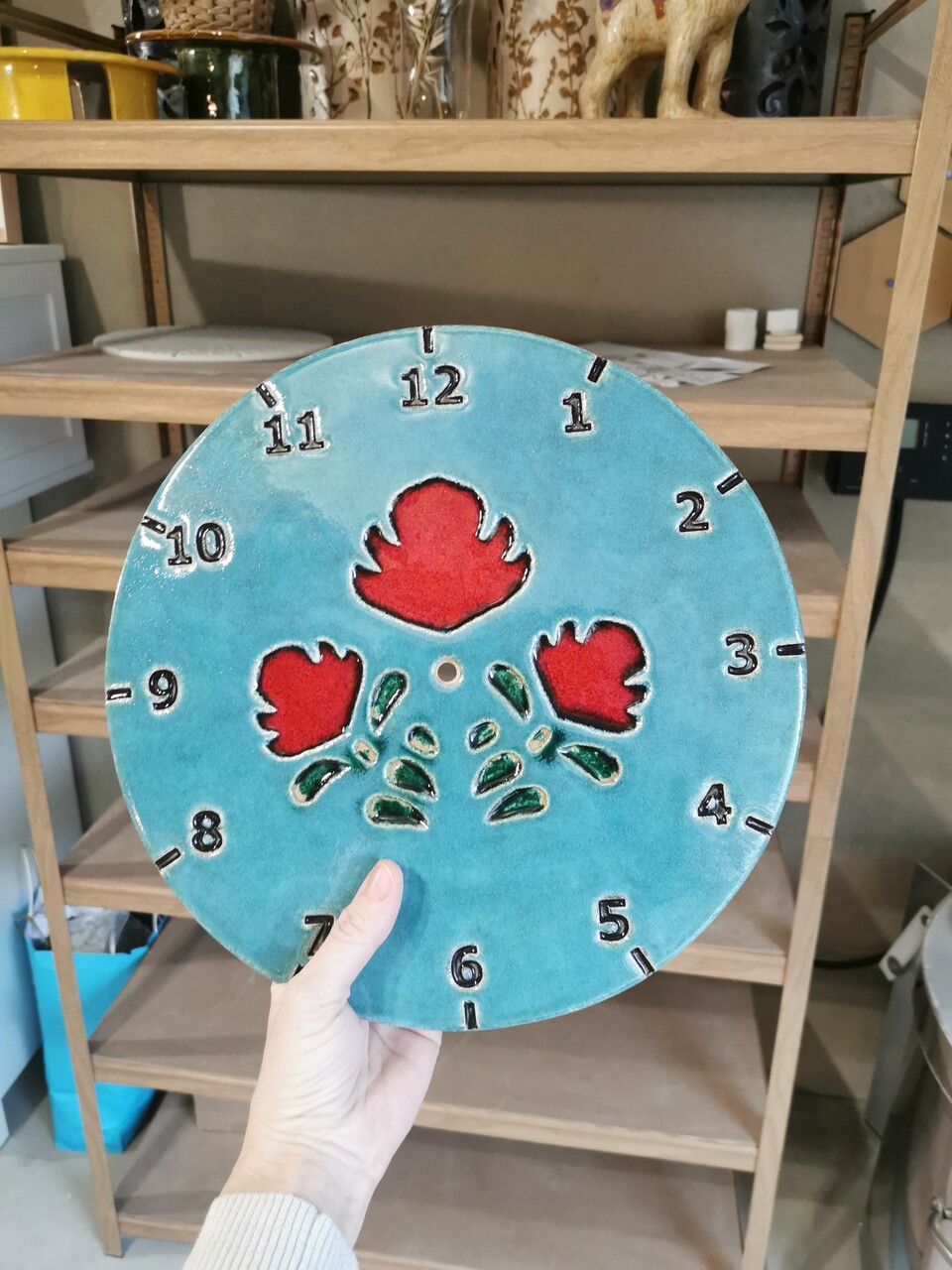 Tarcza zegara tuż po wyciągnieciu z ceramicznego pieca w pracowni eweolo.