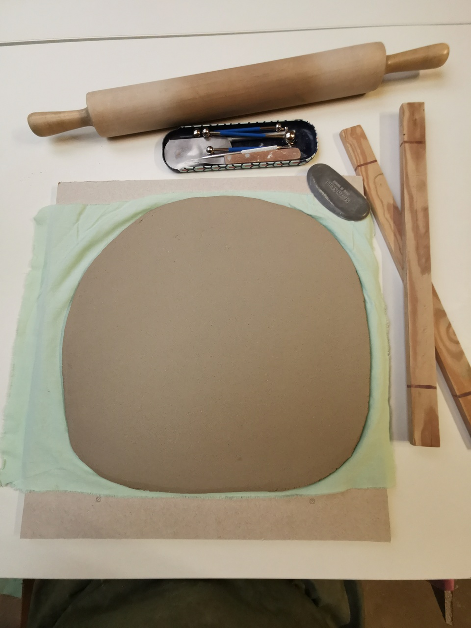 Wywałkowana glina gotowa do ręcznego tworzenia tarczy zegara ściennego