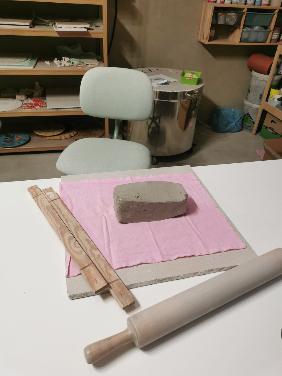 Kostka ceramicznej gliny na zegar ścienny