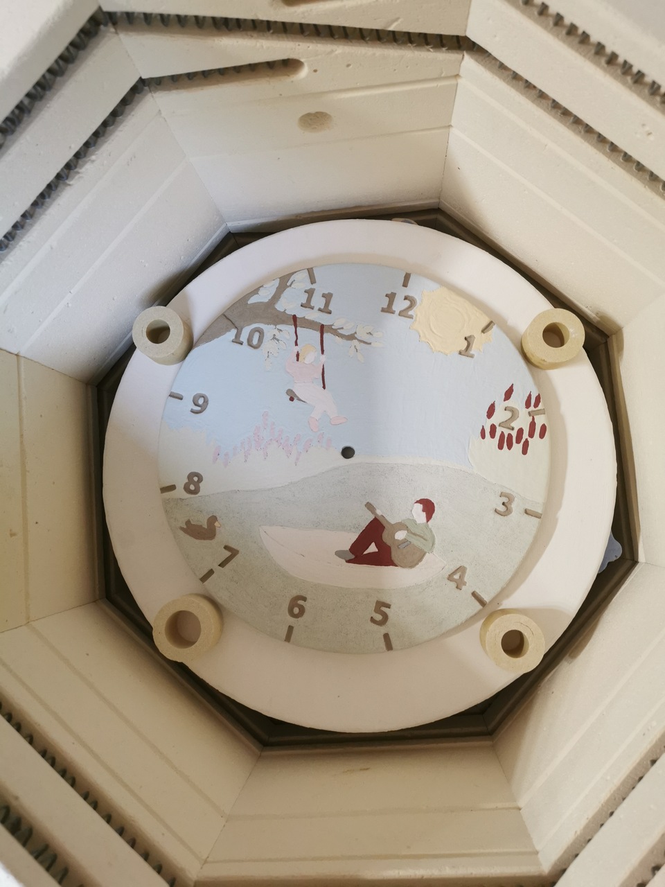 Zegar na rocznicę w piecu ceramicznym przed zakończeniem długiego procesu powstawania