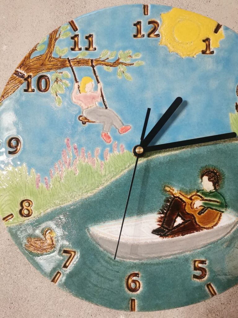 Postać mamy i taty wspomnienie na ceramicznym zegarze - personalizowanym prezencie na rocznicę ślubu