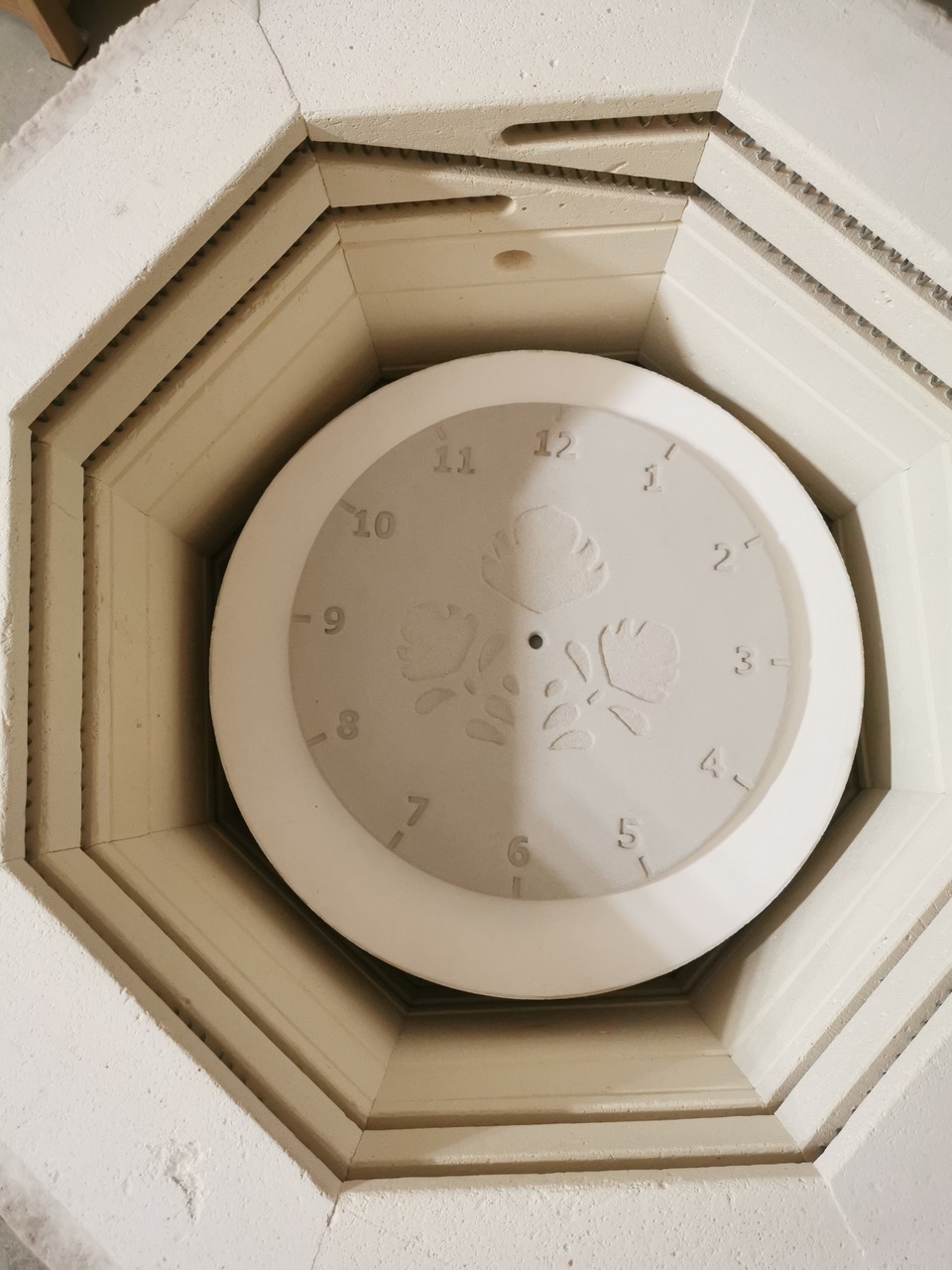 Surowa sucha glina w ceramicznym piecu tuż przed wypałem bliskwitu.