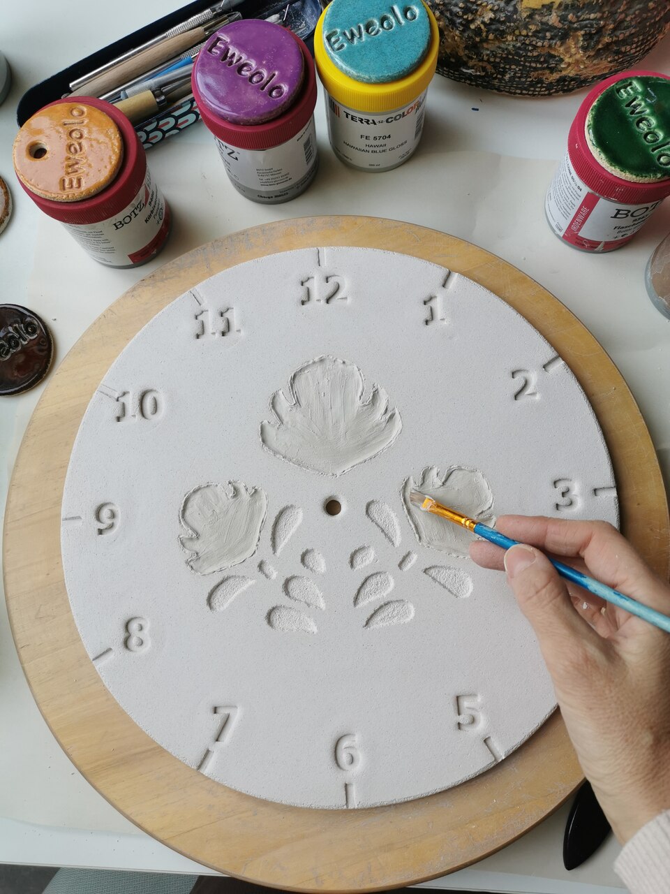 Malowanie gliny pędzlem w pracowni ceramicznej eweolo.