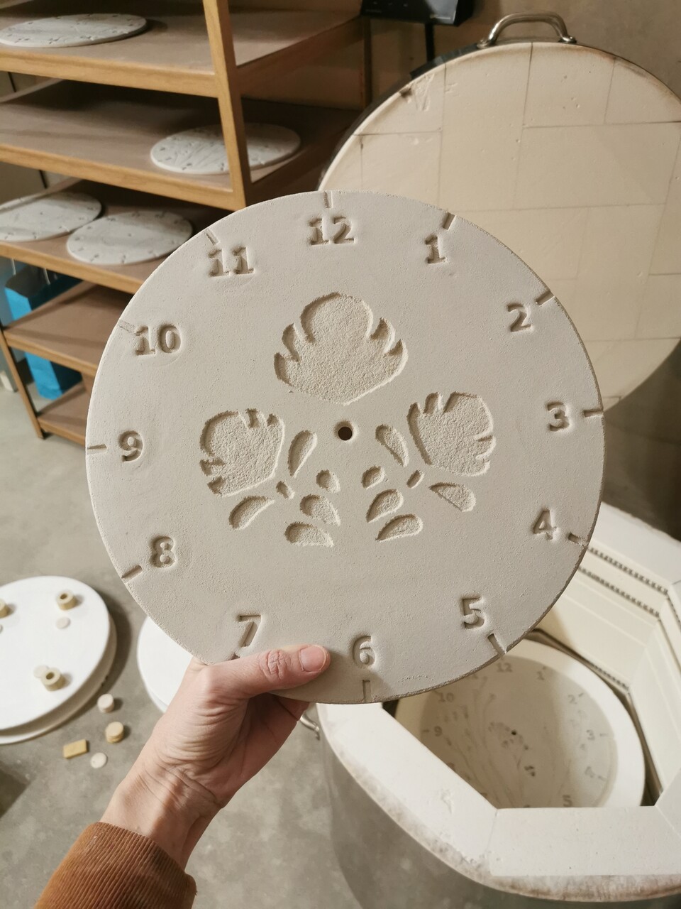 Gotowa ulepiona tarcza zegara - recznie tworzona - zdjęcie z pracowni ceramicznej eweolo.