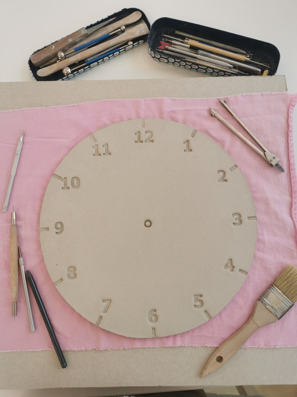 Tarcza zegara ściennego ręcznie wykonana przed nałożeniem wzoru.