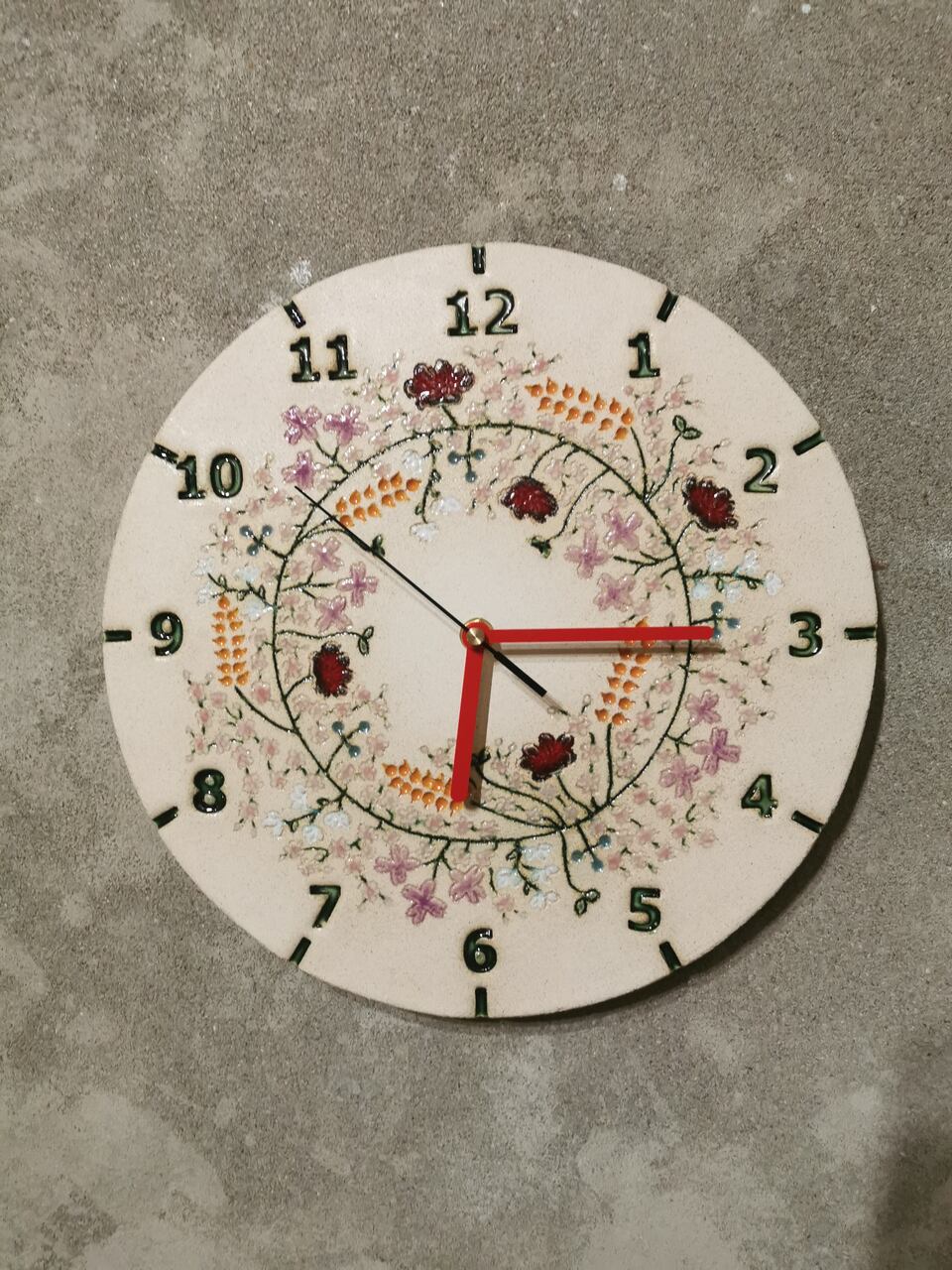 Ręcznie wykonany, okrągły zegar kwietny z ceramicznymi zdobieniami roślinnymi od eweolo.