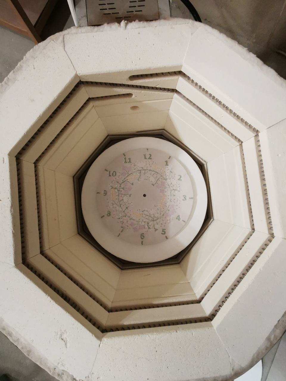 przed wypałem szkliwa w 1060 st.C