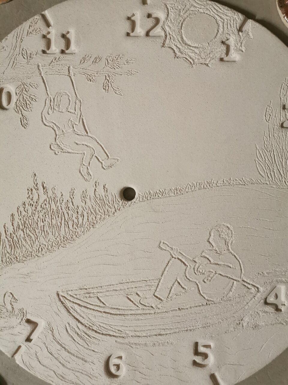 Tarcza zegra na rocznicę ślubu z bliska - beztroscy małżonkowie