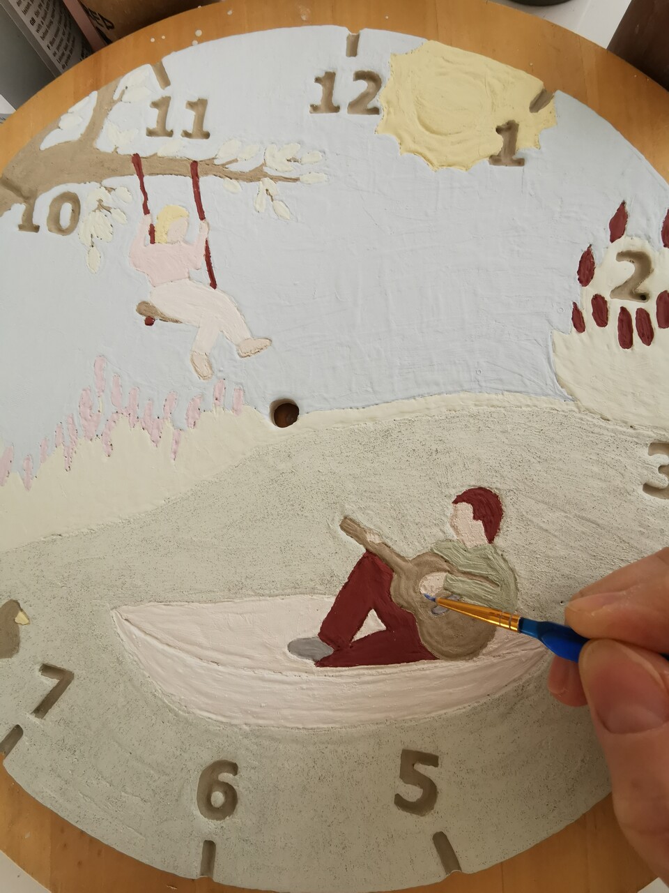 Zegar na rocznicę w tracie malowania - presonalizowany prezent ręcznie wykonany