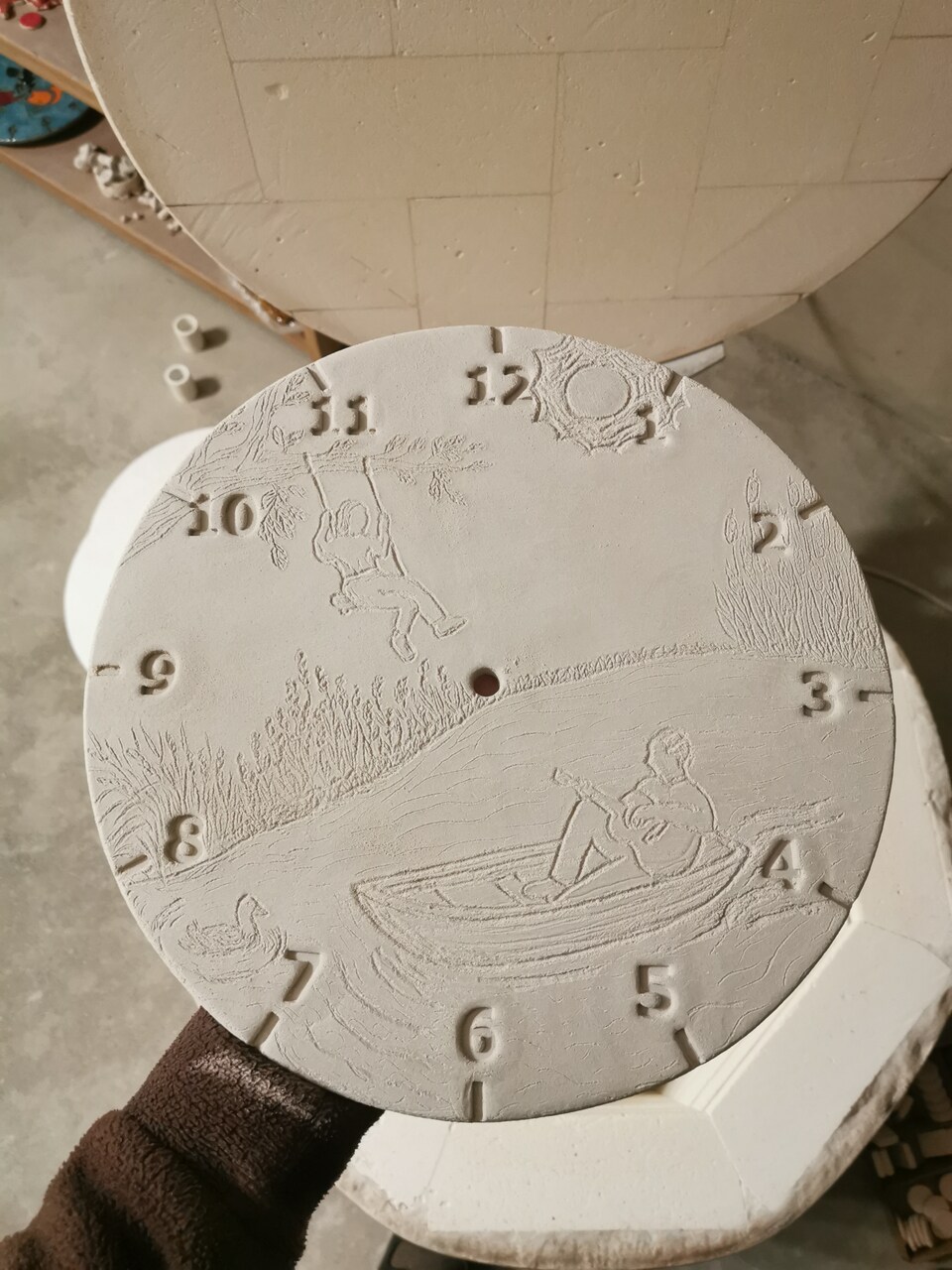 Zegar ceramiczny na rocznicę w tracie przygotowania - tu surowa glina przed wypalem