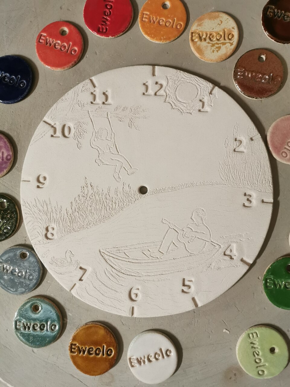 Proces powstawania personalizowanego zegara na rocznicę ślubu rodziców