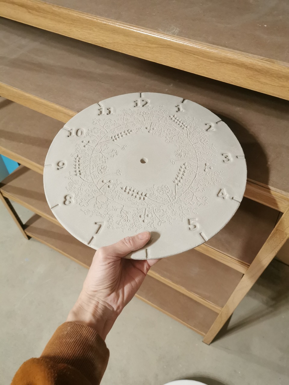 Zegar przed wypałem leżakuje by glina całkowicie wyschła.