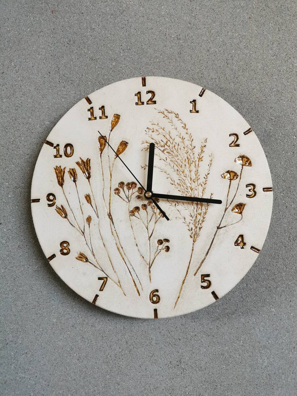 Ceramiczny zegar ścienny kwiaty w kolorach ziemi