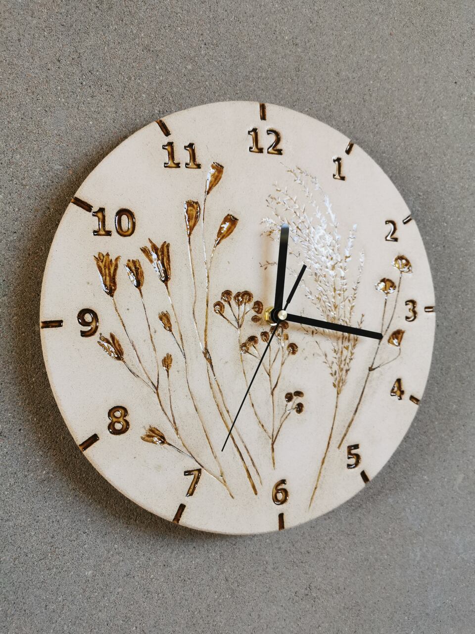 Ceramiczny zegar w kwiaty w kolorach ziemi