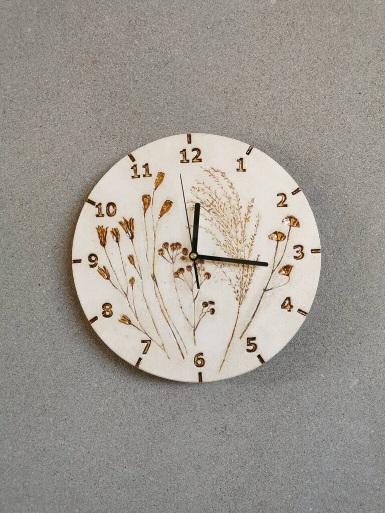 Ceramiczny zegar z odciskiem kwiatów bursztynowy