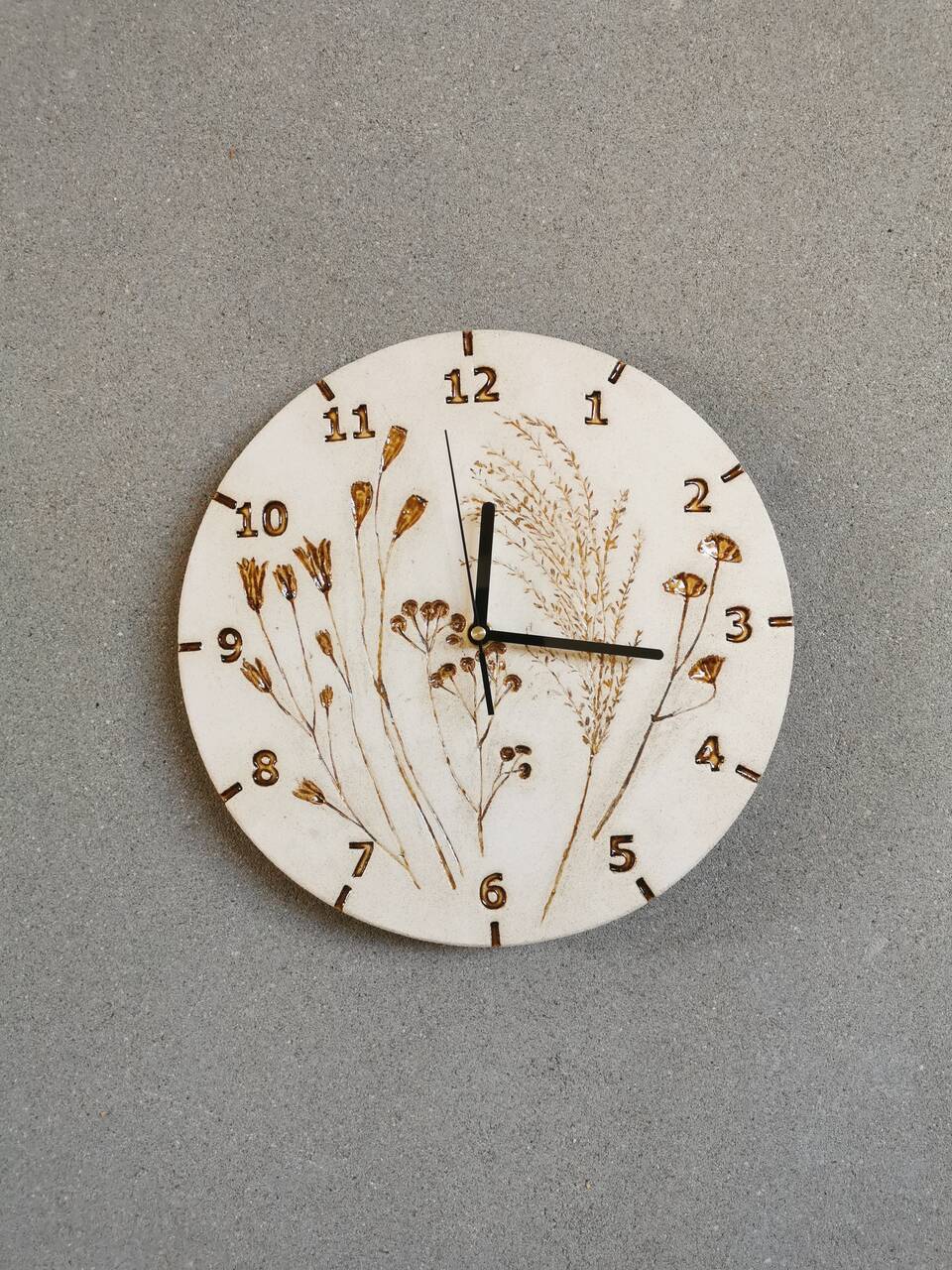 Ceramiczny zegar z odciskiem kwiatów bursztynowy