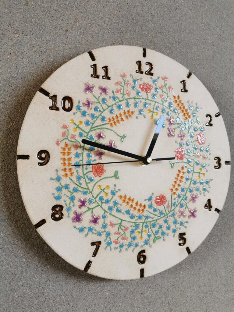 Wianek kwiatów na ścianie.